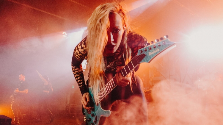 Nita Strauss live 2023 1600x900 close up, Ana Massard